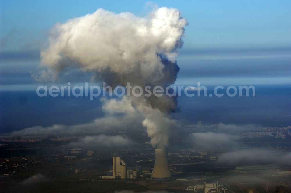 Rostock from above - White exhaust smoke plumes from the power plants and exhaust towers of the coal-fired cogeneration plant of KNG Kraftwerks- and Netzgesellschaft mbH on street Am Kuehlturm in Rostock at the baltic sea coast in the state Mecklenburg - Western Pomerania, Germany