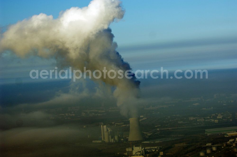 Rostock from the bird's eye view: White exhaust smoke plumes from the power plants and exhaust towers of the coal-fired cogeneration plant of KNG Kraftwerks- and Netzgesellschaft mbH on street Am Kuehlturm in Rostock at the baltic sea coast in the state Mecklenburg - Western Pomerania, Germany