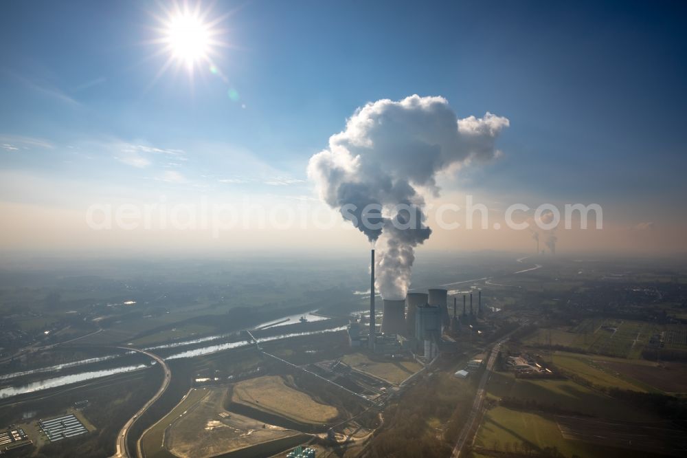 Aerial photograph Werne - White exhaust smoke plumes from the power plants and exhaust towers of the coal-fired cogeneration plant RWE Power AG Kraftwerk Gersteinwerk on Hammer Strasse in Werne in the state North Rhine-Westphalia, Germany