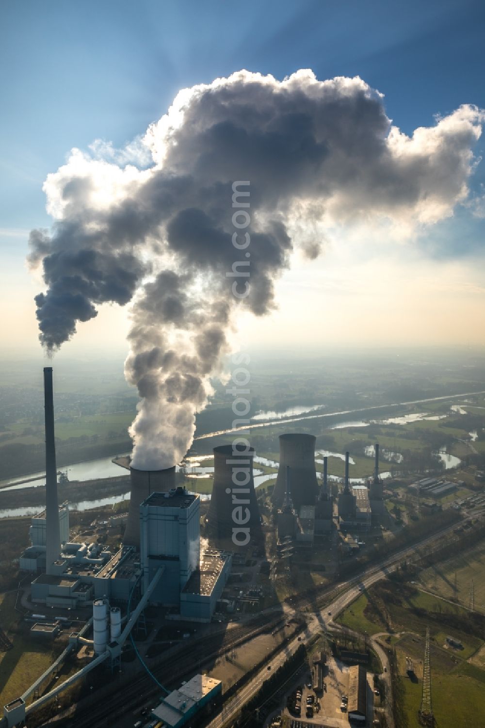 Aerial image Werne - White exhaust smoke plumes from the power plants and exhaust towers of the coal-fired cogeneration plant RWE Power AG Kraftwerk Gersteinwerk on Hammer Strasse in Werne in the state North Rhine-Westphalia, Germany