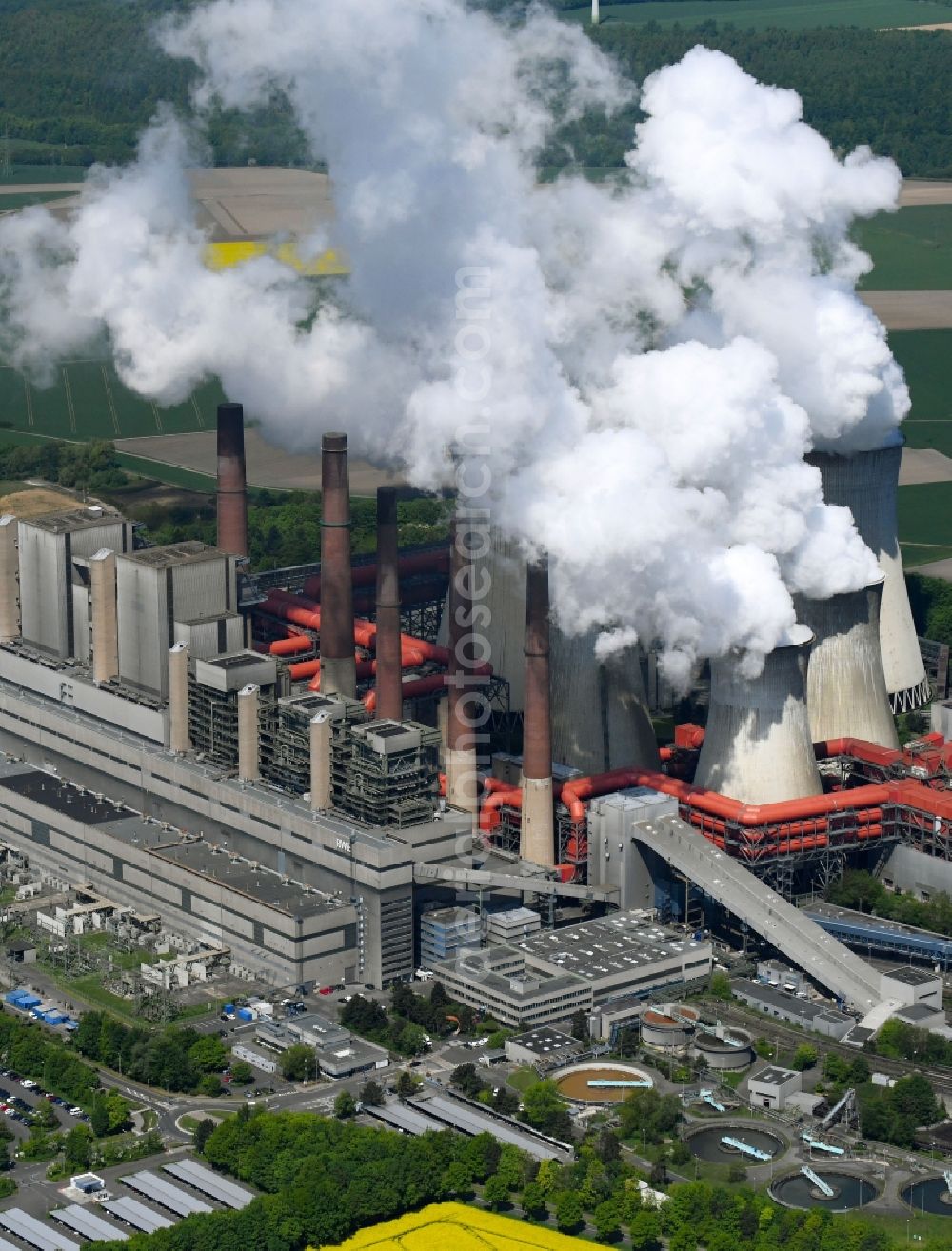 Grevenbroich from the bird's eye view: White exhaust smoke plumes from the power plants and exhaust towers of the coal-fired cogeneration plant RWE Power AG Kraftwerk Neurath on Energiestrasse in the district Neurath in Grevenbroich in the state North Rhine-Westphalia, Germany