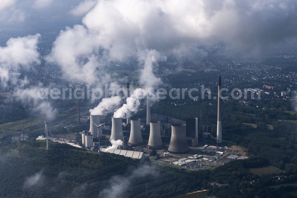 Aerial photograph Gelsenkirchen - White exhaust smoke plumes from the power plants and exhaust towers of the coal-fired cogeneration plant powerplant Uniper Gelsenkirchen Scholven in Gelsenkirchen in the state North Rhine-Westphalia, Germany