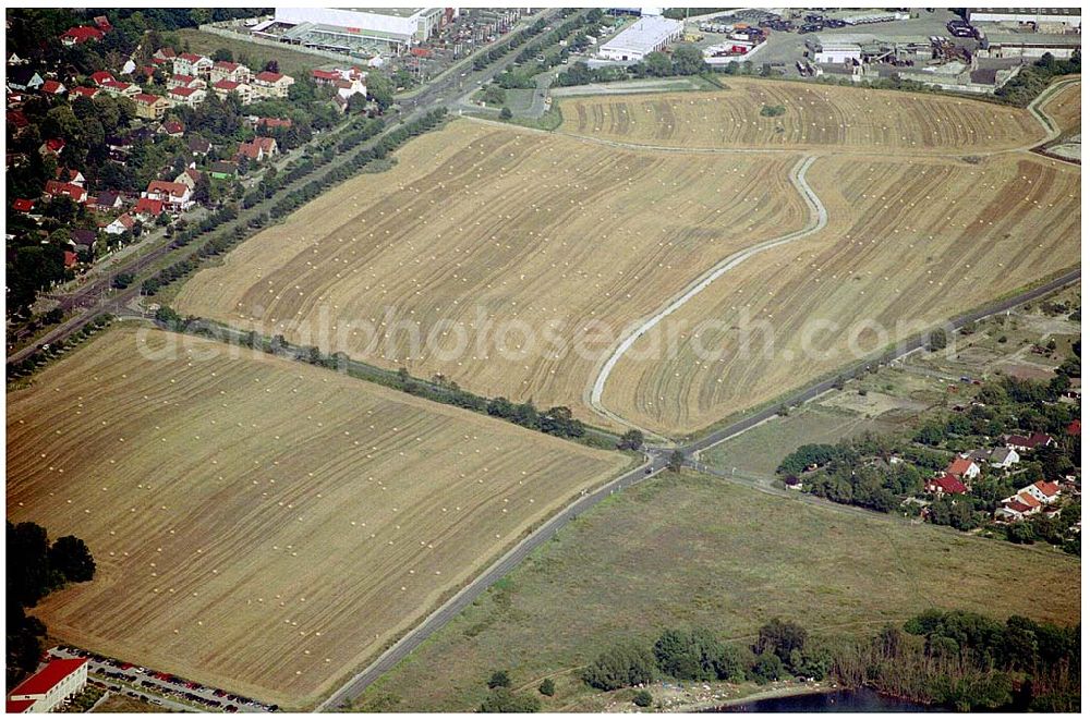 Aerial photograph Berlin-Biesdorf Süd - 07.08.2004 Blick auf abgeerntetet Kornfeld an der B1 in Biesdorf Süd