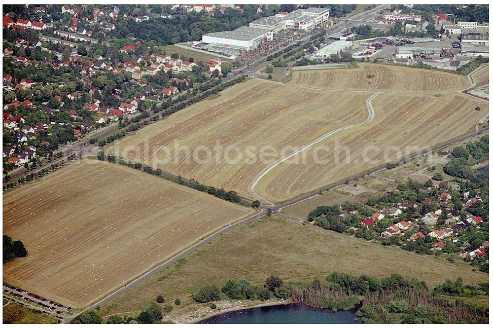 Berlin-Biesdorf Süd from above - 07.08.2004 Blick auf abgeerntetet Kornfeld an der B1 in Biesdorf Süd