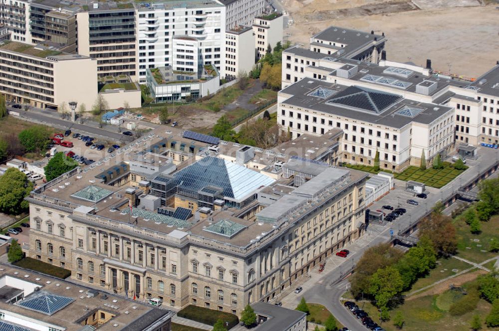 Aerial photograph Berlin - Blick auf das Berliner Abgeordnetenhaus, dem ehemalige Gebäude des Preußischen Landtags und den deutschen Bundestag im Stadtbezirk Berlin-Mitte. View of the Berlin House of Representatives, the former building of the Prussian Landtag and the Federal Council of Germany in the district Berlin-Mitte.