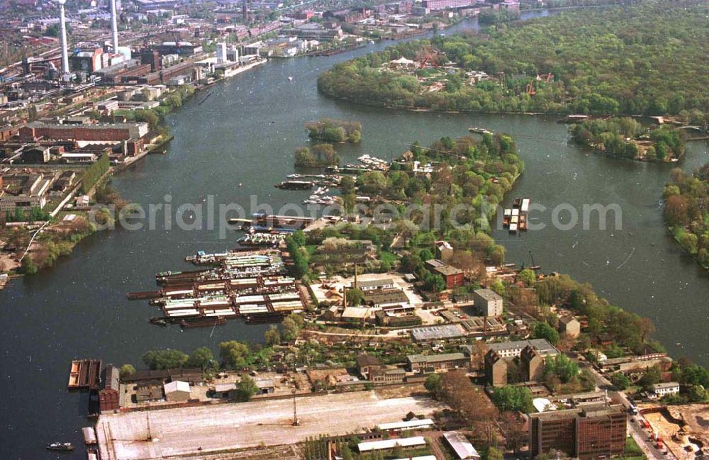 Aerial photograph Berlin / Halbinsel Alt Stralau - Abgestellte Binnenschiffe an der Halbinsel Alt-Stralau