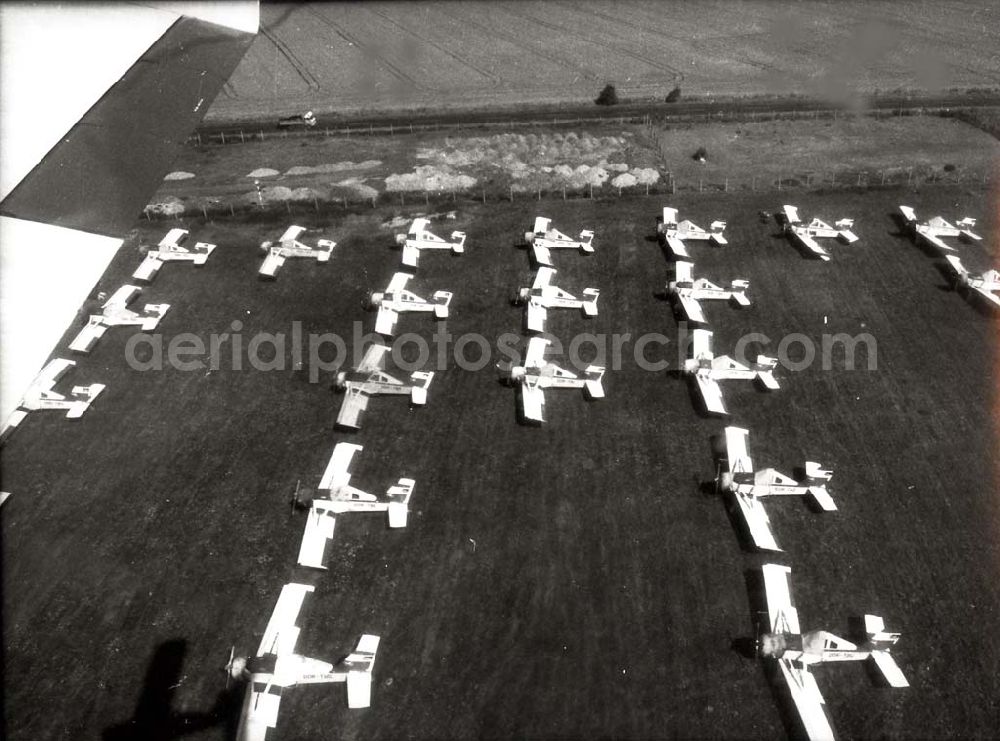 Sachsen-Anhalt from the bird's eye view: Abgestellte und zum Verkauf vorgesehene INTERFLUG-Agrarflugzeuge auf dem Flugplatz Magdeburg