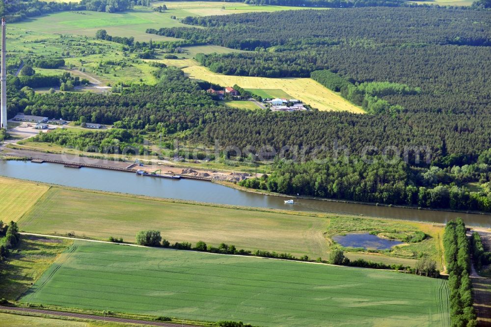 Genthin from the bird's eye view: Deposition surfaces at the works way bridge over the Fiener main on-site preflooder at the Elbe-Havel Canal in Genthin in the state Saxony-Anhalt