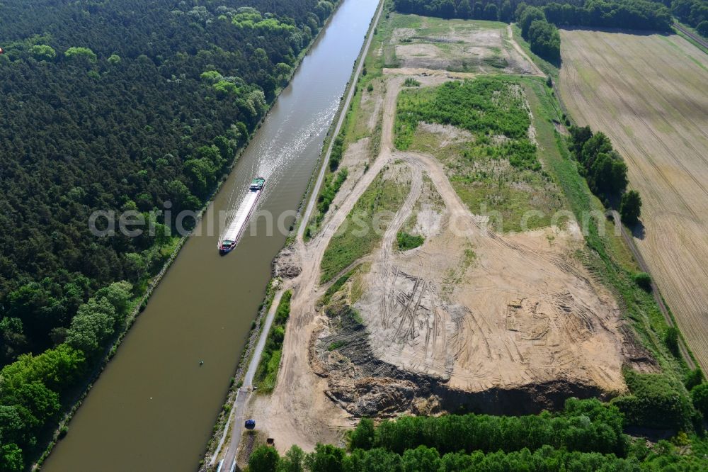 Genthin from the bird's eye view: Deposition surfaces at the works way bridge over the Fiener main on-site preflooder at the Elbe-Havel Canal in Genthin in the state Saxony-Anhalt