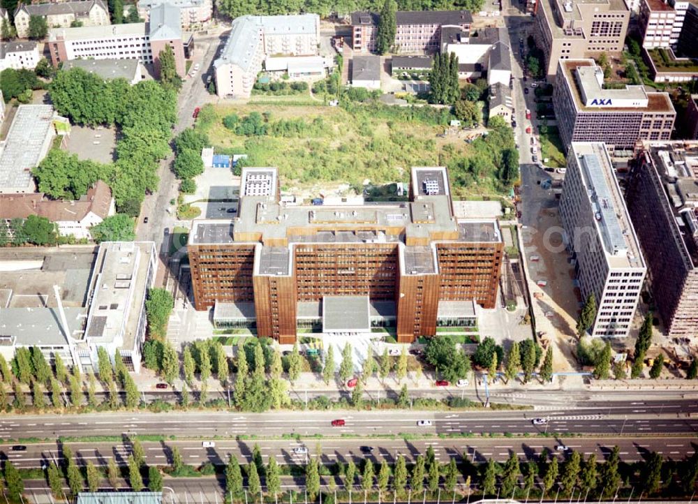 Frankfurt am Main from the bird's eye view: ABN AMRO Bank (Deutschland) AG an der Theodor-Heuss-Allee 90-98 in Frankfurt / Main. Postanschrift: (069) 2690-0 Mainzer Landstr. 65 ( Goldenes Haus ) 60329 Frankfurt