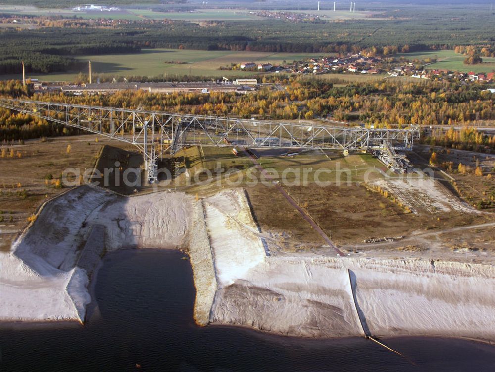 Aerial image Lichterfeld - In Lichterfeld steht ein Gigant der Technik: 502 Meter lang, 202 Meter breit, 80 Meter hoch, 11.000 Tonnen schwer, erzählt die ehemalige Abraumförderbrücke F60 von Geschichte und Gegenwart des Braunkohlenbergbaus in der Lausitz.