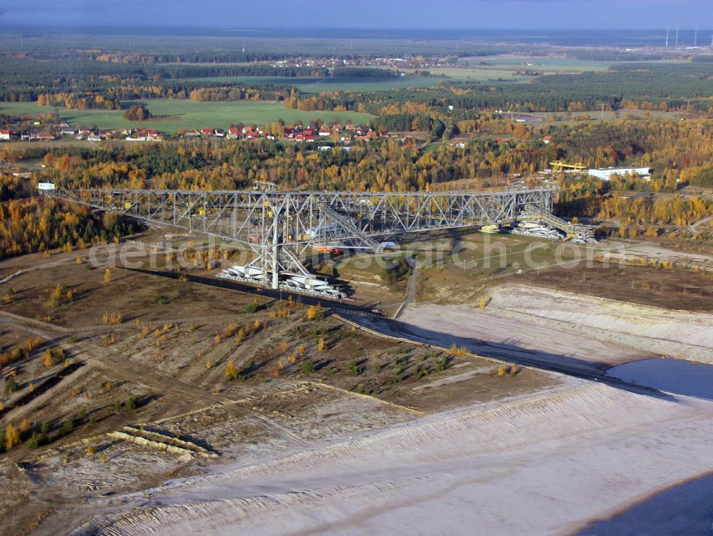 Aerial photograph Lichterfeld - In Lichterfeld steht ein Gigant der Technik: 502 Meter lang, 202 Meter breit, 80 Meter hoch, 11.000 Tonnen schwer, erzählt die ehemalige Abraumförderbrücke F60 von Geschichte und Gegenwart des Braunkohlenbergbaus in der Lausitz.