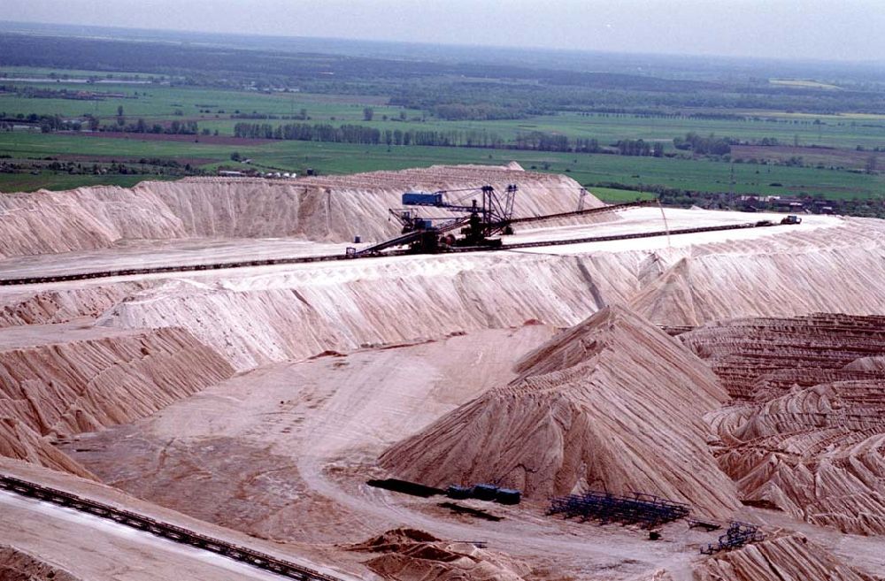 Cobitz in Sachsen-Anhalt from above - Abraumhalden der Kali + Salz AG bei Cobitz in Sachsen-Anhalt. Datum: 05.05.03