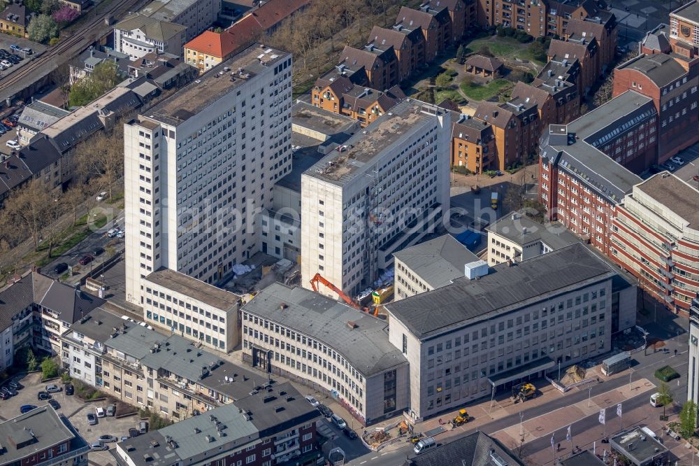 Bochum from above - Demolition, demolition and unsealing work on the concrete surfaces of an office and commercial building for the construction of the Viktoria-Karree in Bochum in the federal state of North Rhine-Westphalia, Germany