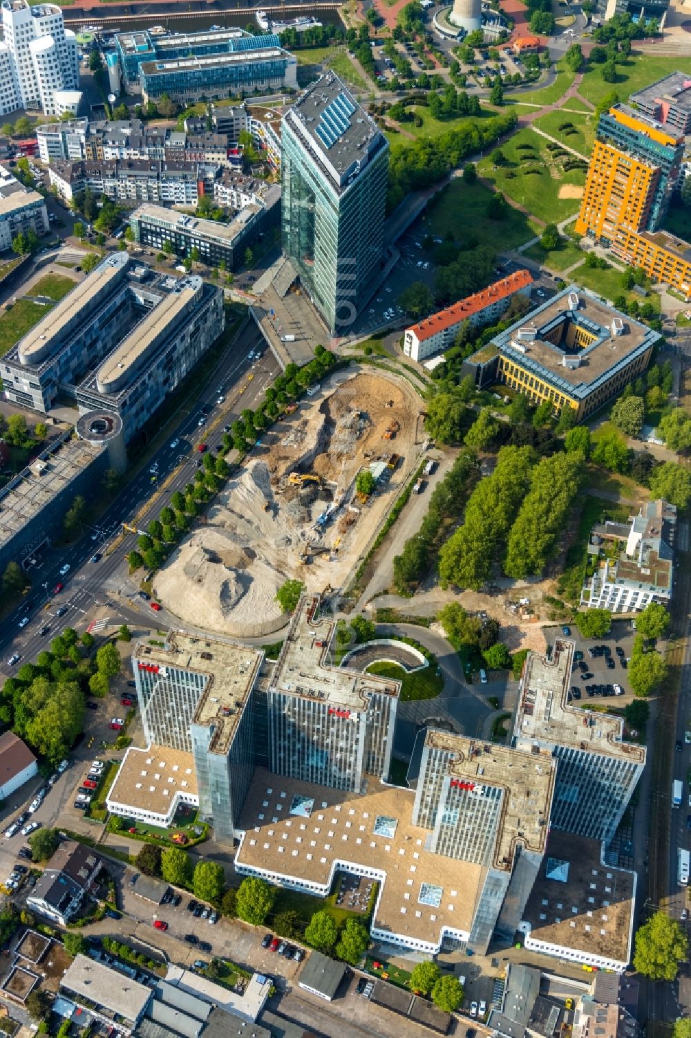 Düsseldorf from above - Demolition and unsealing work on the concrete surfaces of the former commercial building on Voelklinger Strasse in Dusseldorf in the federal state of North Rhine-Westphalia, Germany