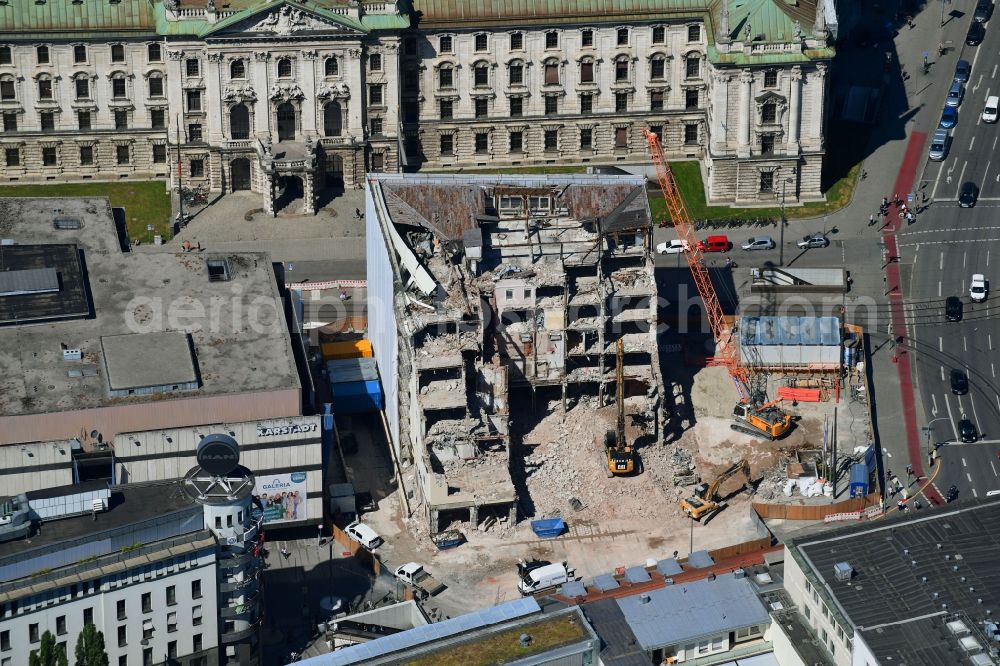 München from the bird's eye view: Demolition and unsealing work on the concrete surfaces the formerly Hotel Koenigshof on Karlsplatz in Munich in the state Bavaria, Germany