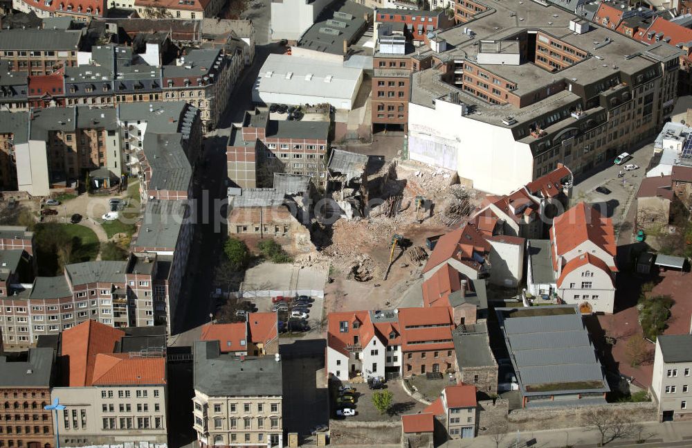 Aerial image Halle / Saale - Der Abriss einer ehemaligen Brauerei an der Kleinen Brauhausstraße Ecke Große Brauhausstraße in Halle an der Saale in Sachsen-Anhalt. Auf dem Gelände sollen Parkplätze entstehen. The demolition of a former brewery / beer plant at the streets Kleine Brauhausstrasse and Grosse Brauhausstrasse in Halle an der Saale in Saxony-Anhalt.