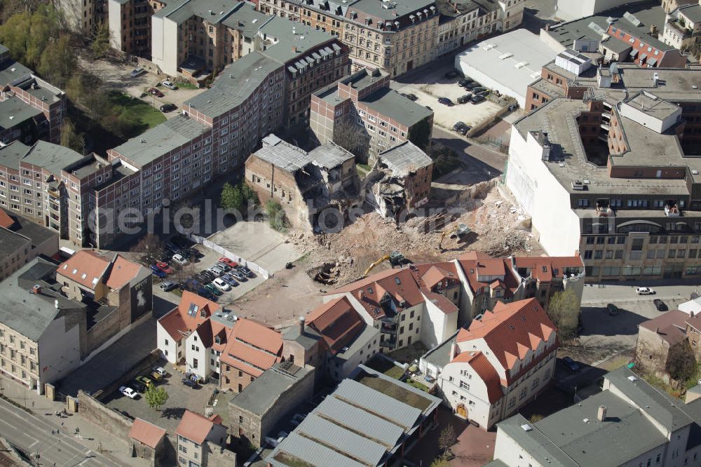 Aerial photograph Halle / Saale - Der Abriss einer ehemaligen Brauerei an der Kleinen Brauhausstraße Ecke Große Brauhausstraße in Halle an der Saale in Sachsen-Anhalt. Auf dem Gelände sollen Parkplätze entstehen. The demolition of a former brewery / beer plant at the streets Kleine Brauhausstrasse and Grosse Brauhausstrasse in Halle an der Saale in Saxony-Anhalt.