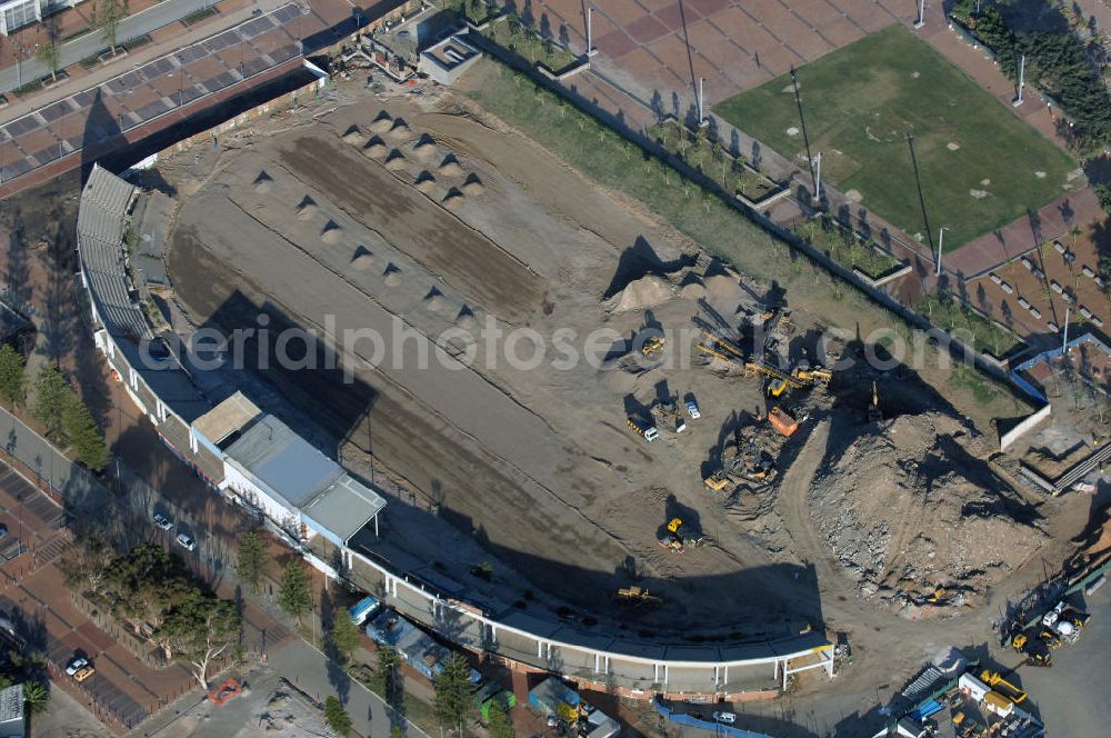 Kapstadt / Cap Town from the bird's eye view: Blick auf die Abrißarbeiten am alten Green-Point-Stadion, einem Mehrzweckstadion in Kapstadt, Südafrika. Es hatte 18.000 Plätze und war das Heimatstadion des Santos Football Club und wurde durch den Neubau zur Fußball WM 2010 ersetzt. View of the demolition work at the old Green Point Stadium, a multipurpose stadium in Cape Town, South Africa. It had 18,000 seats and was the home stadium of the Santos Football Club and was replaced by the new building for the Football World Cup 2010.