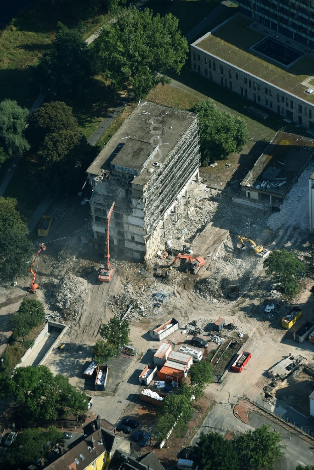 Hannover from above - Demolition site of the Hospital grounds of the Clinic KRH Klinikum Siloah-Oststadt-Heidehaus in Hannover in the state Lower Saxony