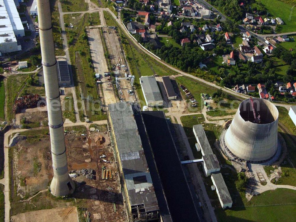 Neukieritzsch from above - 27.08.2005 Neukieritzsch; Durch die nach 1990 gültigen Umweltgesetze entschieden die Eigentümer, dass eine Nachrüstung mit moderner Umwelttechnik aus technischen wie wirtschaftlichen Gründen nicht realisierbar ist. Deshalb erfolgte mit der Inbetriebnahme der beiden Neubau-Blöcke die schrittweise Stilllegung und der Rückbau des Altkraftwerkes Lippendorf. Der erste Kühlturm wurde am 6. Dezember 1997 gesprengt, der zweite wurde 2005 mittels hydraulischer Abbruchzange rückgebaut. Am 27. August 2005 wurde der Schornstein gesprengt, am 5. September 2005 folgte das Kesselhaus.