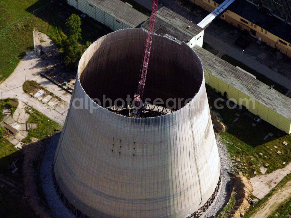 Neukieritzsch from the bird's eye view: 27.08.2005 Neukieritzsch; Durch die nach 1990 gültigen Umweltgesetze entschieden die Eigentümer, dass eine Nachrüstung mit moderner Umwelttechnik aus technischen wie wirtschaftlichen Gründen nicht realisierbar ist. Deshalb erfolgte mit der Inbetriebnahme der beiden Neubau-Blöcke die schrittweise Stilllegung und der Rückbau des Altkraftwerkes Lippendorf. Der erste Kühlturm wurde am 6. Dezember 1997 gesprengt, der zweite wurde 2005 mittels hydraulischer Abbruchzange rückgebaut. Am 27. August 2005 wurde der Schornstein gesprengt, am 5. September 2005 folgte das Kesselhaus.