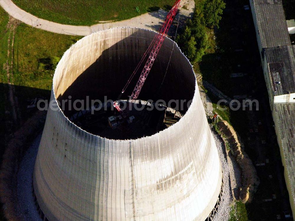 Aerial image Neukieritzsch - 27.08.2005 Neukieritzsch; Durch die nach 1990 gültigen Umweltgesetze entschieden die Eigentümer, dass eine Nachrüstung mit moderner Umwelttechnik aus technischen wie wirtschaftlichen Gründen nicht realisierbar ist. Deshalb erfolgte mit der Inbetriebnahme der beiden Neubau-Blöcke die schrittweise Stilllegung und der Rückbau des Altkraftwerkes Lippendorf. Der erste Kühlturm wurde am 6. Dezember 1997 gesprengt, der zweite wurde 2005 mittels hydraulischer Abbruchzange rückgebaut. Am 27. August 2005 wurde der Schornstein gesprengt, am 5. September 2005 folgte das Kesselhaus.