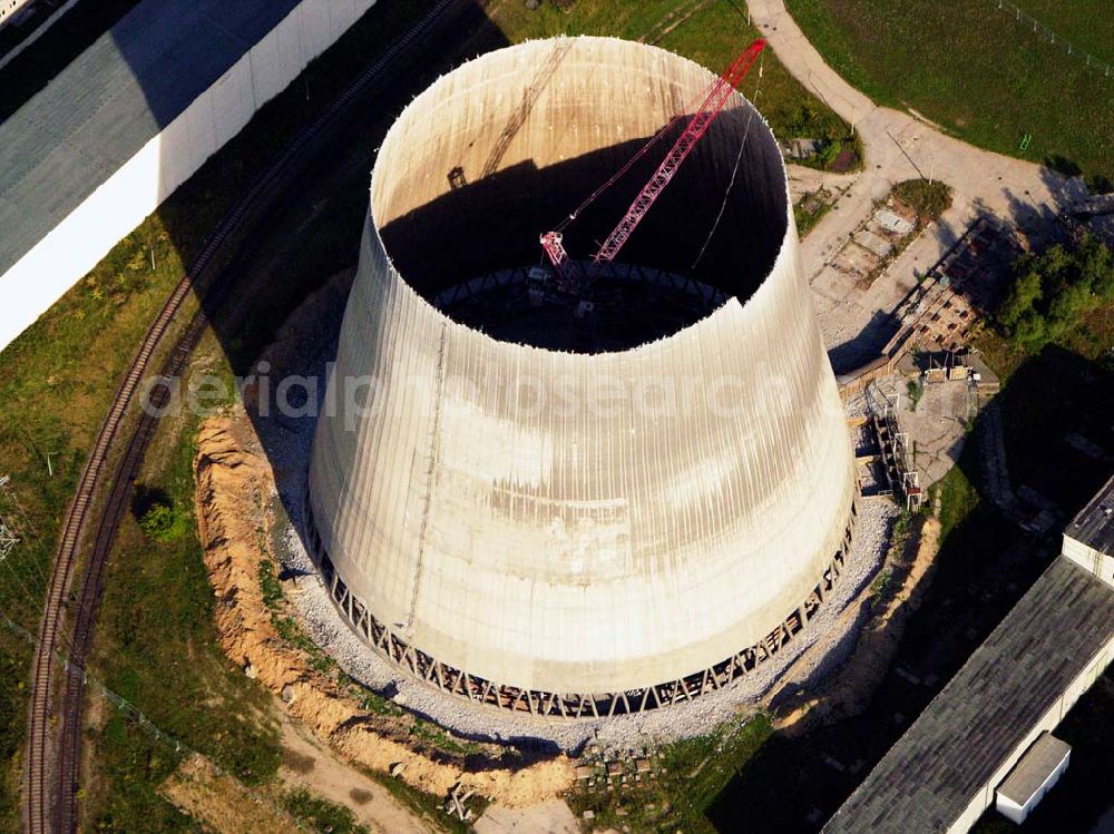 Aerial photograph Neukieritzsch - 27.08.2005 Neukieritzsch; Durch die nach 1990 gültigen Umweltgesetze entschieden die Eigentümer, dass eine Nachrüstung mit moderner Umwelttechnik aus technischen wie wirtschaftlichen Gründen nicht realisierbar ist. Deshalb erfolgte mit der Inbetriebnahme der beiden Neubau-Blöcke die schrittweise Stilllegung und der Rückbau des Altkraftwerkes Lippendorf. Der erste Kühlturm wurde am 6. Dezember 1997 gesprengt, der zweite wurde 2005 mittels hydraulischer Abbruchzange rückgebaut. Am 27. August 2005 wurde der Schornstein gesprengt, am 5. September 2005 folgte das Kesselhaus.