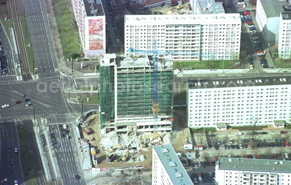 Berlin- Mitte from the bird's eye view: Abriß des alten Wohnhauses an der Mollstraße in Berlin - Mitte. 11.03.02