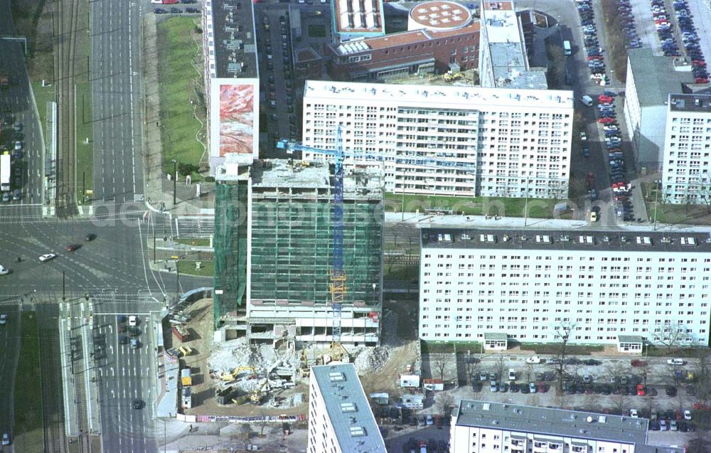 Aerial photograph Berlin- Mitte - Abriß des alten Wohnhauses an der Mollstraße in Berlin - Mitte. 11.03.02