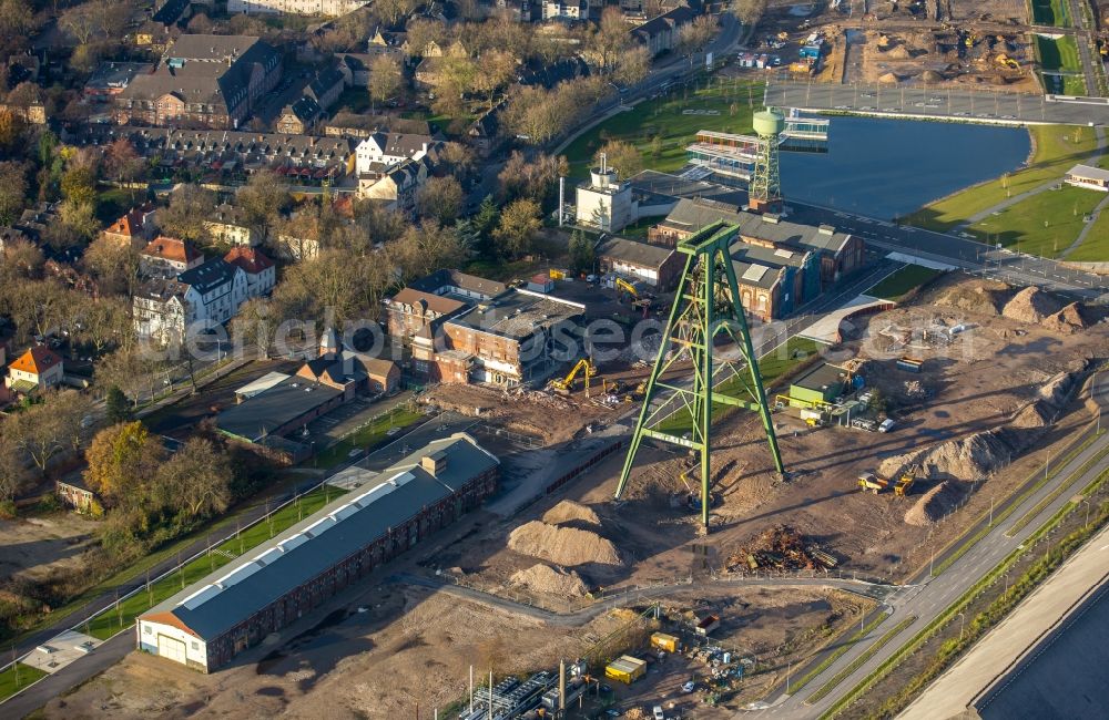 Aerial photograph Dinslaken - Demolition work on the conveyors and mining pits at the headframe - Zechenturm Lohberg in Dinslaken in the state North Rhine-Westphalia