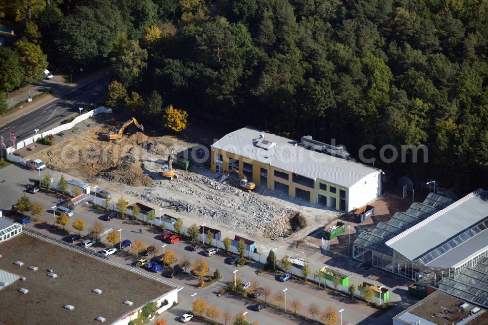 Aerial image Hohen Neuendorf - Demolition works of the shopping center at the former OBI - Hardware at Schoenfliesser street in Hohen Neuendorf in Brandenburg. GVG Project Development Company plans to revitalize the brain area by demolition of disused construction market and the new Spacious a modern local supply and service center