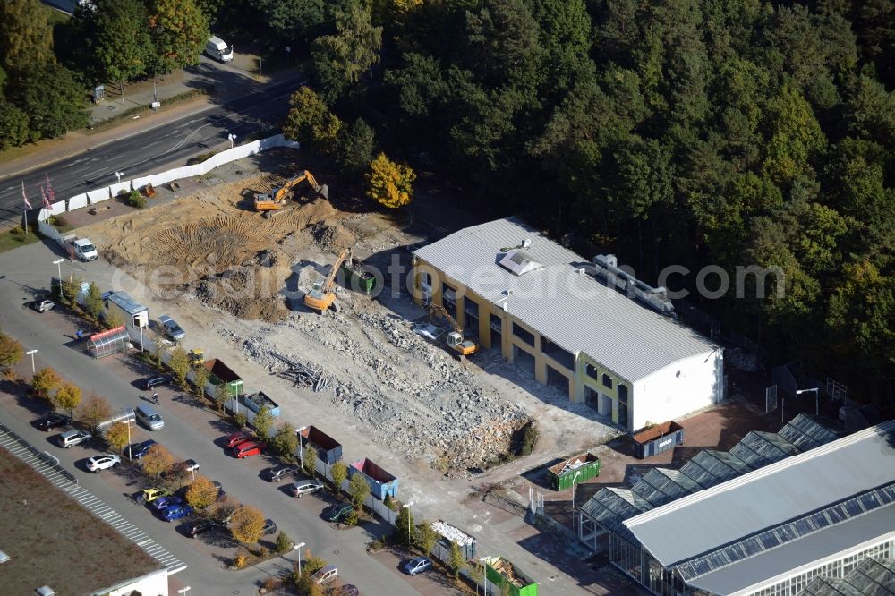 Aerial photograph Hohen Neuendorf - Demolition works of the shopping center at the former OBI - Hardware at Schoenfliesser street in Hohen Neuendorf in Brandenburg. GVG Project Development Company plans to revitalize the brain area by demolition of disused construction market and the new Spacious a modern local supply and service center