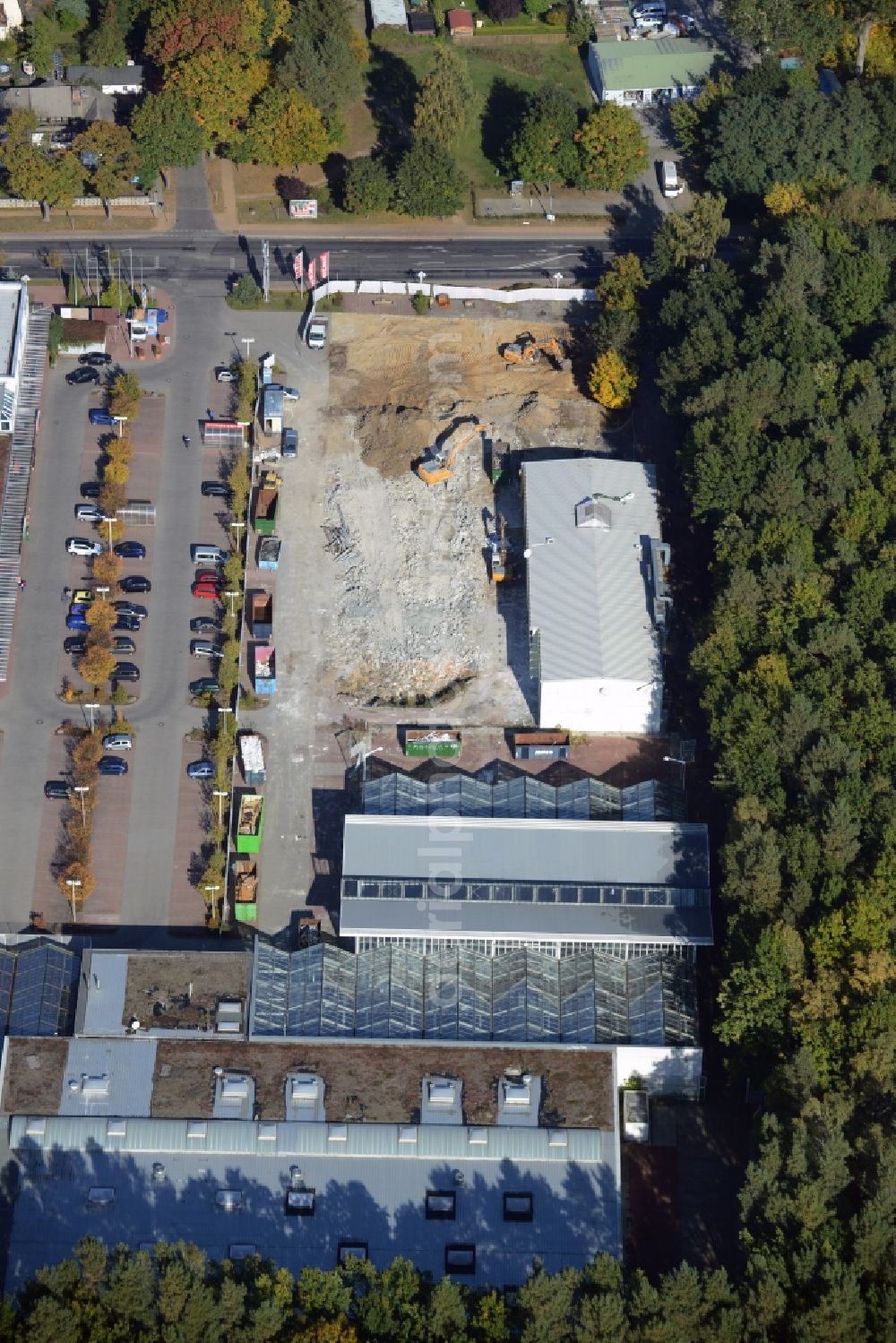 Aerial image Hohen Neuendorf - Demolition works of the shopping center at the former OBI - Hardware at Schoenfliesser street in Hohen Neuendorf in Brandenburg. GVG Project Development Company plans to revitalize the brain area by demolition of disused construction market and the new Spacious a modern local supply and service center