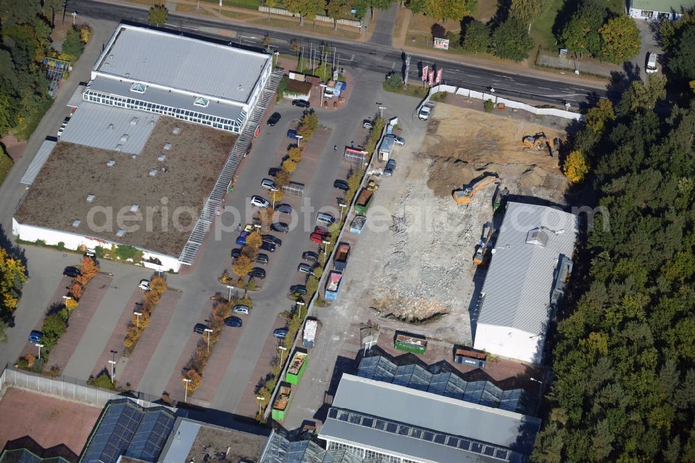 Aerial photograph Hohen Neuendorf - Demolition works of the shopping center at the former OBI - Hardware at Schoenfliesser street in Hohen Neuendorf in Brandenburg. GVG Project Development Company plans to revitalize the brain area by demolition of disused construction market and the new Spacious a modern local supply and service center