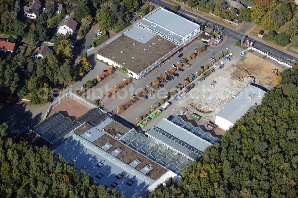 Hohen Neuendorf from above - Demolition works of the shopping center at the former OBI - Hardware at Schoenfliesser street in Hohen Neuendorf in Brandenburg. GVG Project Development Company plans to revitalize the brain area by demolition of disused construction market and the new Spacious a modern local supply and service center