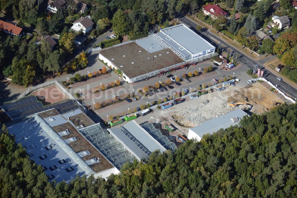 Hohen Neuendorf from the bird's eye view: Demolition works of the shopping center at the former OBI - Hardware at Schoenfliesser street in Hohen Neuendorf in Brandenburg. GVG Project Development Company plans to revitalize the brain area by demolition of disused construction market and the new Spacious a modern local supply and service center