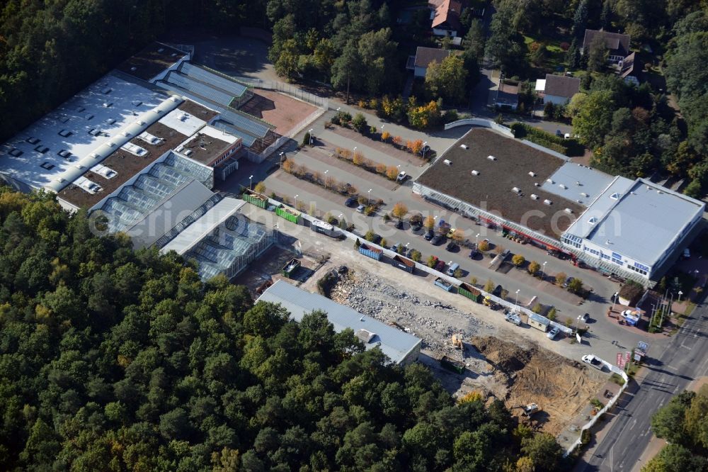 Aerial image Hohen Neuendorf - Demolition works of the shopping center at the former OBI - Hardware at Schoenfliesser street in Hohen Neuendorf in Brandenburg. GVG Project Development Company plans to revitalize the brain area by demolition of disused construction market and the new Spacious a modern local supply and service center