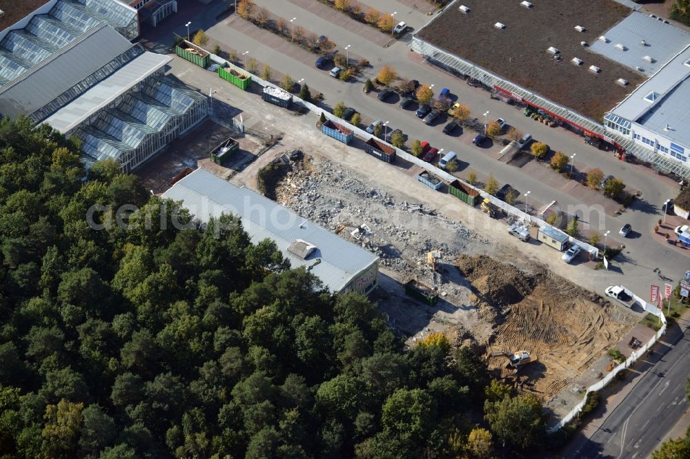 Aerial photograph Hohen Neuendorf - Demolition works of the shopping center at the former OBI - Hardware at Schoenfliesser street in Hohen Neuendorf in Brandenburg. GVG Project Development Company plans to revitalize the brain area by demolition of disused construction market and the new Spacious a modern local supply and service center