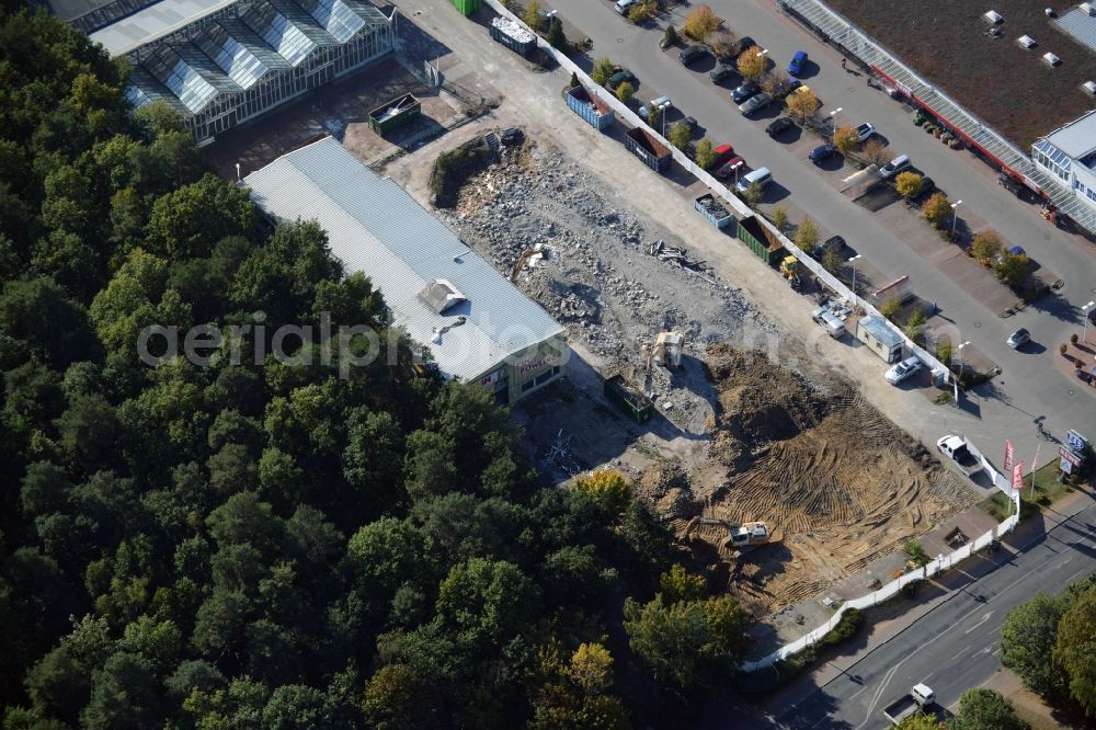 Hohen Neuendorf from above - Demolition works of the shopping center at the former OBI - Hardware at Schoenfliesser street in Hohen Neuendorf in Brandenburg. GVG Project Development Company plans to revitalize the brain area by demolition of disused construction market and the new Spacious a modern local supply and service center