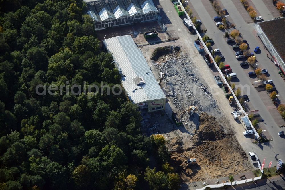 Hohen Neuendorf from the bird's eye view: Demolition works of the shopping center at the former OBI - Hardware at Schoenfliesser street in Hohen Neuendorf in Brandenburg. GVG Project Development Company plans to revitalize the brain area by demolition of disused construction market and the new Spacious a modern local supply and service center