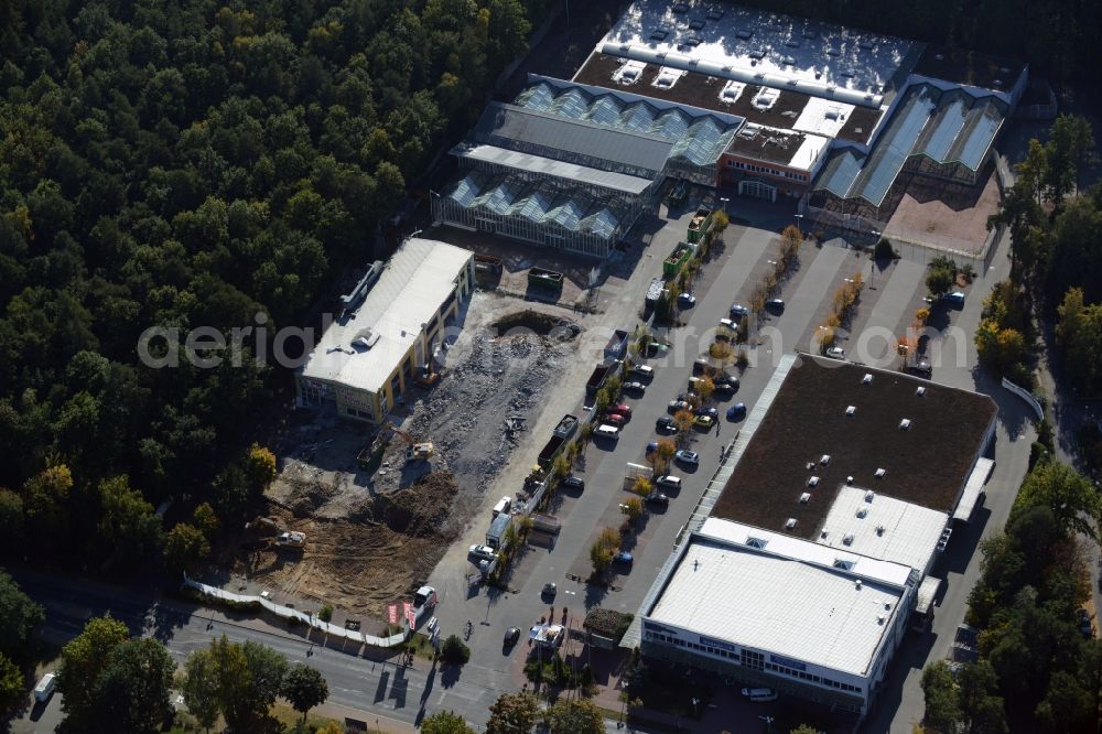 Hohen Neuendorf from the bird's eye view: Demolition works of the shopping center at the former OBI - Hardware at Schoenfliesser street in Hohen Neuendorf in Brandenburg. GVG Project Development Company plans to revitalize the brain area by demolition of disused construction market and the new Spacious a modern local supply and service center