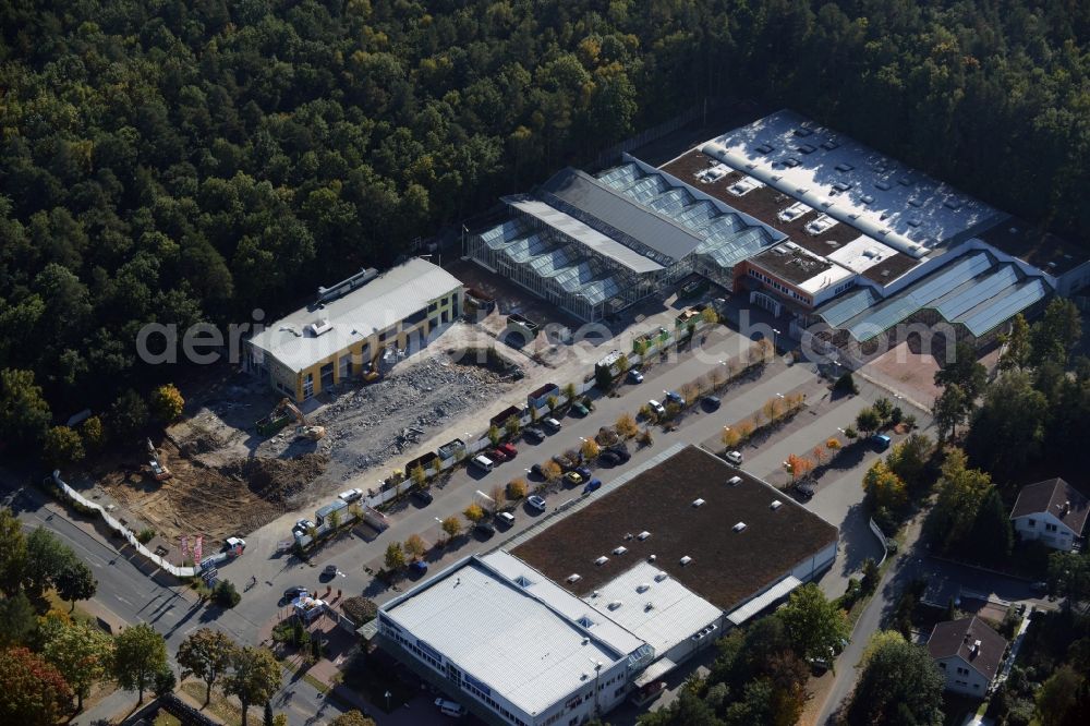 Aerial image Hohen Neuendorf - Demolition works of the shopping center at the former OBI - Hardware at Schoenfliesser street in Hohen Neuendorf in Brandenburg. GVG Project Development Company plans to revitalize the brain area by demolition of disused construction market and the new Spacious a modern local supply and service center