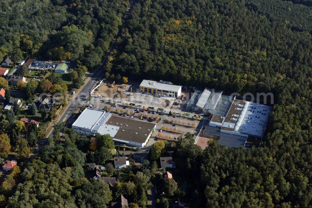 Aerial photograph Hohen Neuendorf - Demolition works of the shopping center at the former OBI - Hardware at Schoenfliesser street in Hohen Neuendorf in Brandenburg. GVG Project Development Company plans to revitalize the brain area by demolition of disused construction market and the new Spacious a modern local supply and service center