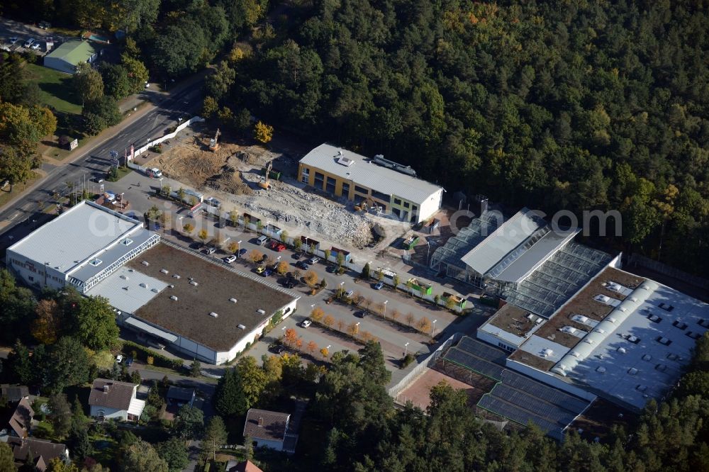 Hohen Neuendorf from above - Demolition works of the shopping center at the former OBI - Hardware at Schoenfliesser street in Hohen Neuendorf in Brandenburg. GVG Project Development Company plans to revitalize the brain area by demolition of disused construction market and the new Spacious a modern local supply and service center