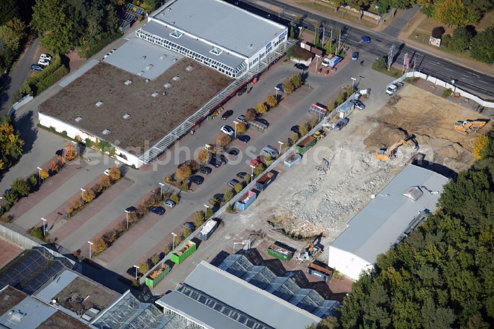 Hohen Neuendorf from the bird's eye view: Demolition works of the shopping center at the former OBI - Hardware at Schoenfliesser street in Hohen Neuendorf in Brandenburg. GVG Project Development Company plans to revitalize the brain area by demolition of disused construction market and the new Spacious a modern local supply and service center