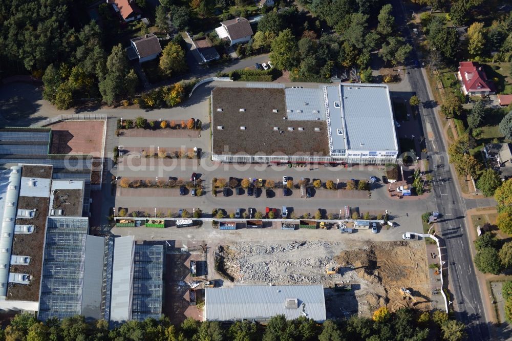 Aerial image Hohen Neuendorf - Demolition works of the shopping center at the former OBI - Hardware at Schoenfliesser street in Hohen Neuendorf in Brandenburg. GVG Project Development Company plans to revitalize the brain area by demolition of disused construction market and the new Spacious a modern local supply and service center