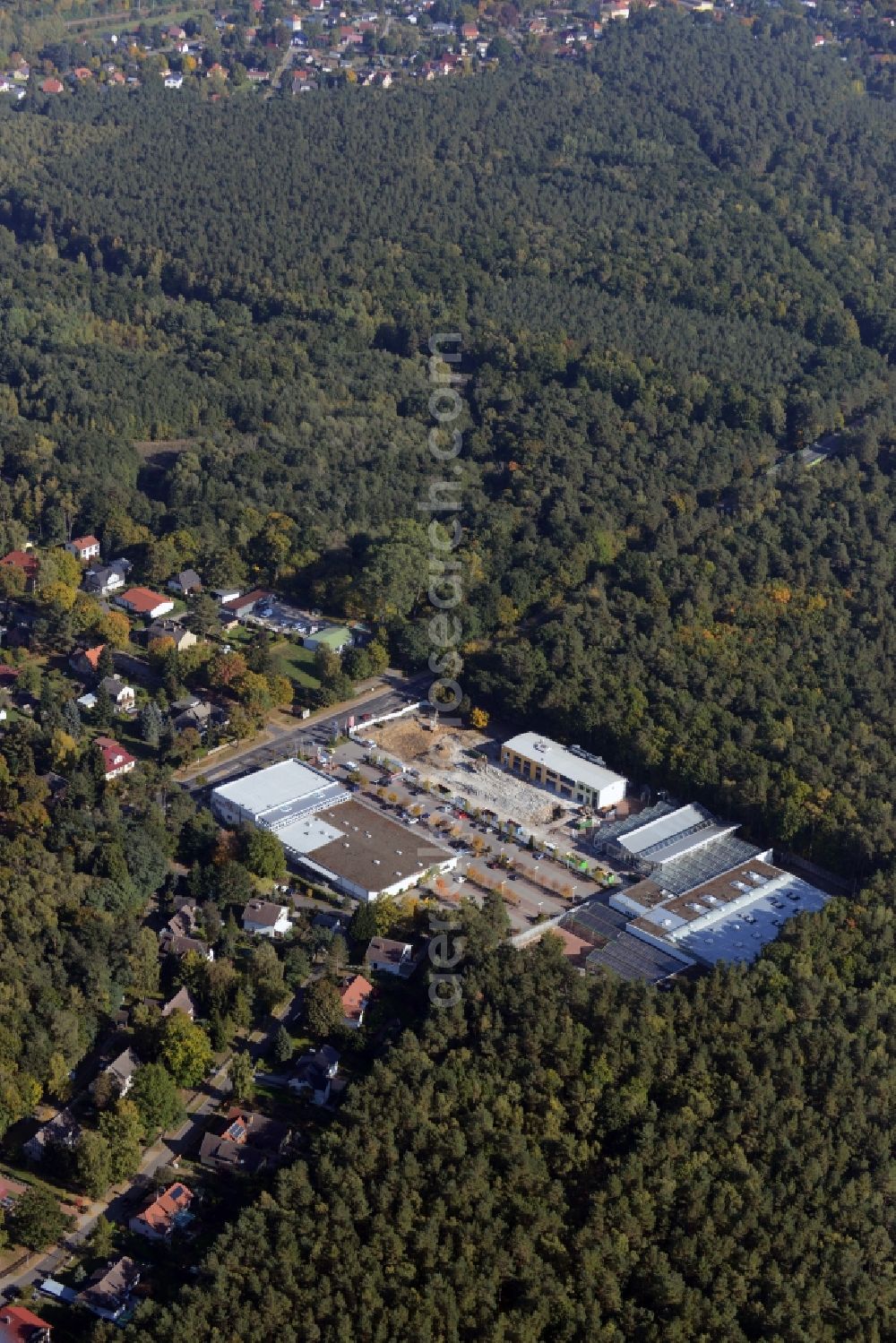 Aerial photograph Hohen Neuendorf - Demolition works of the shopping center at the former OBI - Hardware at Schoenfliesser street in Hohen Neuendorf in Brandenburg. GVG Project Development Company plans to revitalize the brain area by demolition of disused construction market and the new Spacious a modern local supply and service center