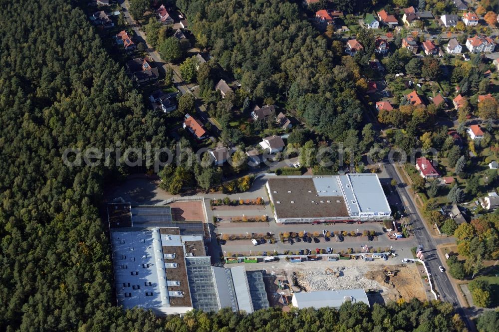 Aerial image Hohen Neuendorf - Demolition works of the shopping center at the former OBI - Hardware at Schoenfliesser street in Hohen Neuendorf in Brandenburg. GVG Project Development Company plans to revitalize the brain area by demolition of disused construction market and the new Spacious a modern local supply and service center