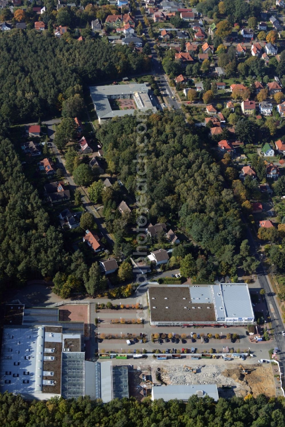 Aerial photograph Hohen Neuendorf - Demolition works of the shopping center at the former OBI - Hardware at Schoenfliesser street in Hohen Neuendorf in Brandenburg. GVG Project Development Company plans to revitalize the brain area by demolition of disused construction market and the new Spacious a modern local supply and service center